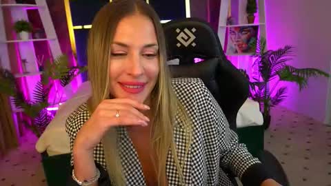Snapshot of ladyylaura chatting on October 17, 2:09 pm Laura online show from October 17, 2:09 pm