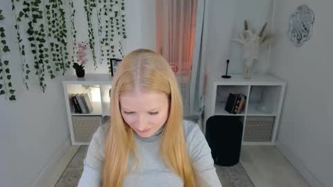 Laly online show from December 4, 4:41 pm