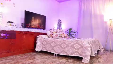 Hello Guys I am Lara Giraldo  WELCOME To my room online show from July 17, 9:02 am