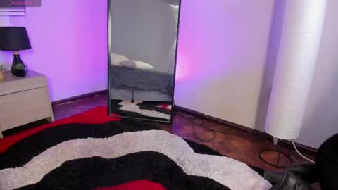 lara_reynolds_ online show from April 29, 8:14 pm