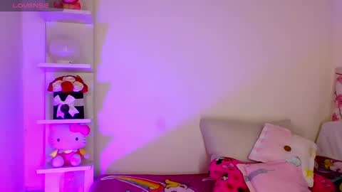 Lara            help me reach 100likes online show from May 5, 10:13 pm