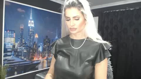 Snapshot of laras_moans chatting on December 28, 8:37 am laras_moans online show from December 28, 8:37 am