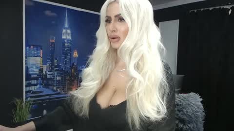 Snapshot of laras_moans chatting on January 11, 8:11 am laras_moans online show from January 11, 8:11 am
