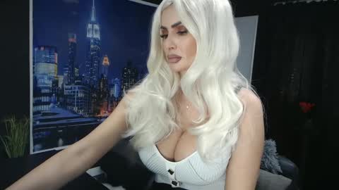 Snapshot of laras_moans chatting on January 17, 10:33 am laras_moans online show from January 17, 10:33 am
