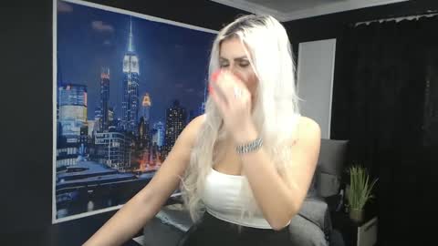 Snapshot of laras_moans chatting on December 14, 8:23 am laras_moans online show from December 14, 8:23 am