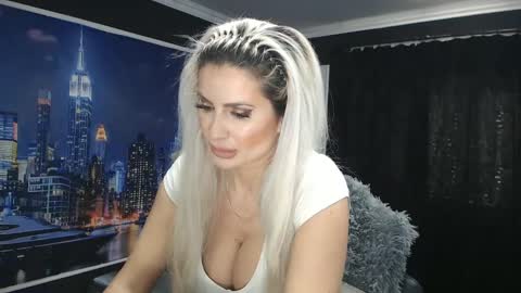 Snapshot of laras_moans chatting on January 2, 8:39 am laras_moans online show from January 2, 8:39 am