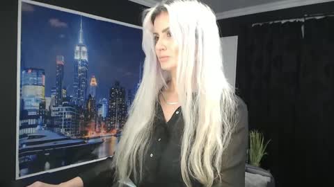 Snapshot of laras_moans chatting on December 12, 8:47 am laras_moans online show from December 12, 8:47 am