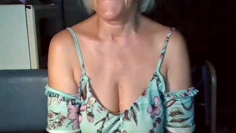 larisaq4ugo24 online show from July 17, 3:49 pm