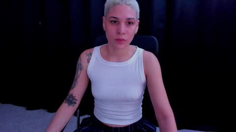 Snapshot of laura_r23 chatting on September 13, 7:00 pm Laura Rose online show from September 13, 7:00 pm