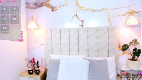 Laura Smith online show from February 12, 9:05 pm