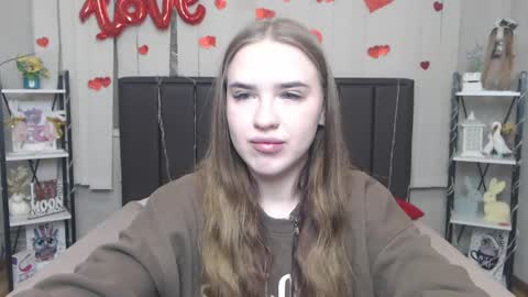 LauraHlot online show from April 11, 6:00 pm