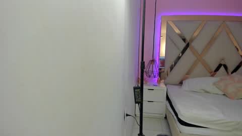 laura  online show from March 19, 7:07 pm