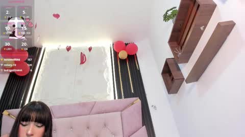 Snapshot of laurem_paulette chatting on February 18, 7:43 pm Laurem online show from February 18, 7:43 pm