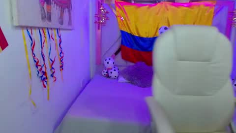 laura  online show from July 3, 8:26 pm
