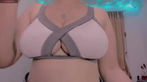Snapshot of lauu_g chatting on January 7, 3:35 am Lauu G online show from January 7, 3:35 am