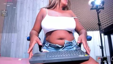 Snapshot of layla_lell chatting on October 9, 2:21 pm L A Y L A online show from October 9, 2:21 pm