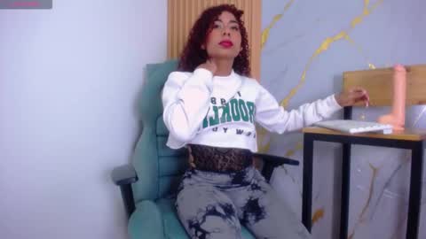 Snapshot of layra_collins chatting on October 15, 9:06 pm layra collins online show from October 15, 9:06 pm