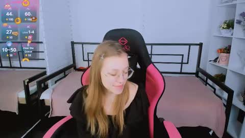 layriantavee online show from March 12, 7:35 am