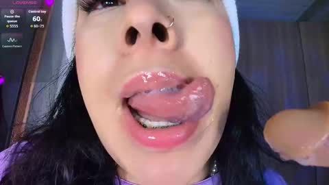 Snapshot of leahtemptation chatting on October 4, 11:05 am leah online show from October 4, 11:05 am