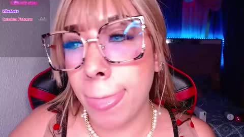 Snapshot of leahtemptation chatting on December 14, 12:55 am leah online show from December 14, 12:55 am
