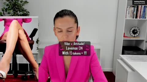 Snapshot of legswattitude chatting on October 15, 7:00 am Elle online show from October 15, 7:00 am