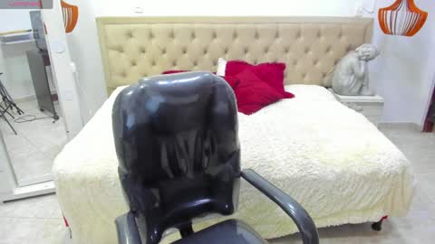 L E S L E Y  online show from April 28, 5:39 pm