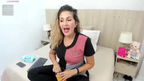 Lesly Santodomingo online show from January 14, 11:04 am