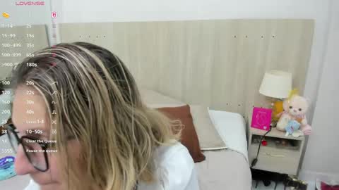 Lesly Santodomingo online show from June 6, 3:18 pm