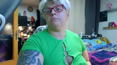 Snapshot of lexi2810 chatting on January 13, 7:21 am Lexi und Lex online show from January 13, 7:21 am