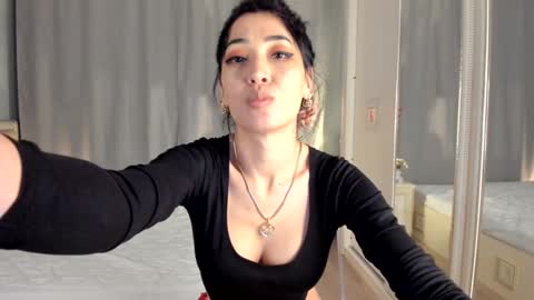 Snapshot of li_baby chatting on December 18, 1:34 pm Shaya MILKY BOOBS online show from December 18, 1:34 pm