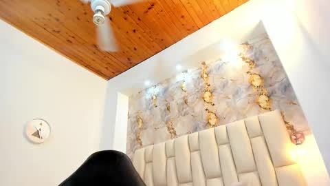 lia_mariana online show from December 16, 6:25 pm