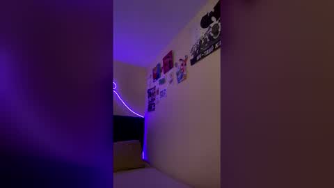 Little Queen Lia  online show from December 15, 8:03 pm