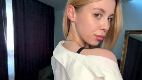 Snapshot of lil_elisa chatting on September 12, 2:02 pm Elisa  online show from September 12, 2:02 pm