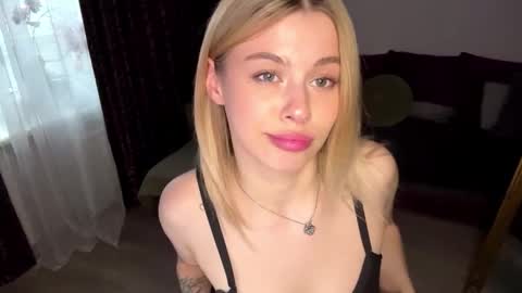 Snapshot of lil_elisa chatting on September 11, 1:55 pm Elisa  online show from September 11, 1:55 pm