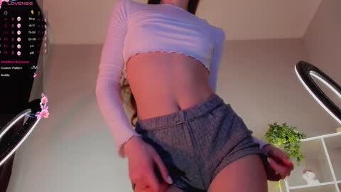 Snapshot of lili__roze_ chatting on January 25, 9:35 pm lili__roze_ online show from January 25, 9:35 pm