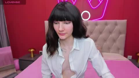 Snapshot of lili_flowerr chatting on February 21, 8:50 am Lilli follow me kiss online show from February 21, 8:50 am