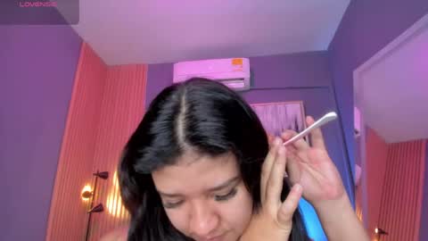 holis soy lily chang no olvides el pulgar arriba es muy importante para mi 3 independent model online show from June 9, 6:40 pm