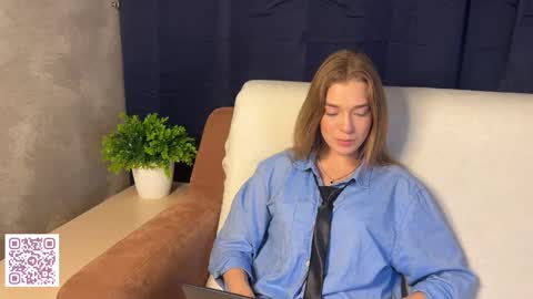 Snapshot of lilianlees chatting on October 7, 5:06 pm LilianLees online show from October 7, 5:06 pm