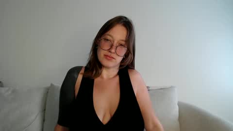 Snapshot of liljbby chatting on October 1, 10:04 pm Jay please help me reach 50 thumbs up online show from October 1, 10:04 pm