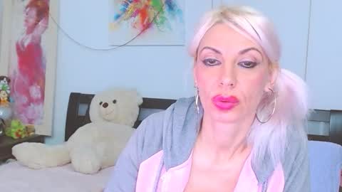 Lara online show from November 17, 9:04 pm