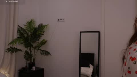 Snapshot of lilly_colins chatting on January 18, 2:55 pm Lilly Colins online show from January 18, 2:55 pm