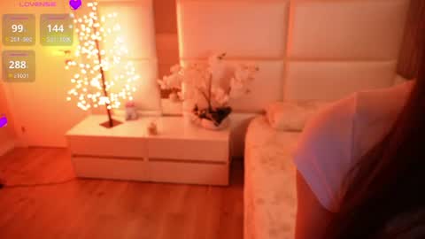 Lilly Colins online show from June 16, 9:27 pm