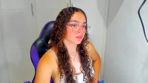 lily_anal_squirt online show from December 12, 8:10 pm