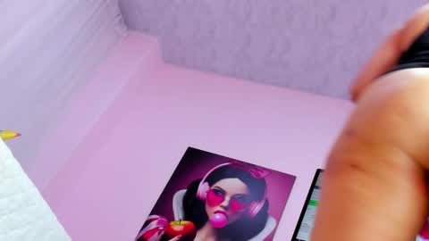 lily_cole27 online show from March 3, 7:25 am