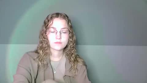 Snapshot of lily_tayberry chatting on September 19, 6:12 am small lily online show from September 19, 6:12 am