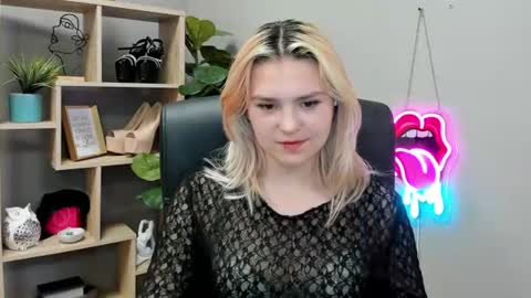 Lily online show from August 3, 9:04 am