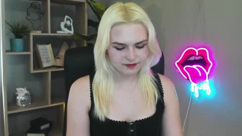 Lily online show from April 28, 2:21 pm