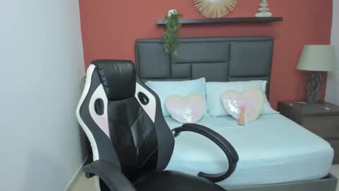 Snapshot of linda_rios_ chatting on December 19, 1:07 pm L I N D A online show from December 19, 1:07 pm