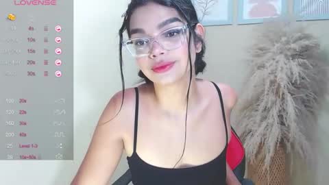 Snapshot of lindsay_sweet24 chatting on December 13, 7:48 am ana online show from December 13, 7:48 am