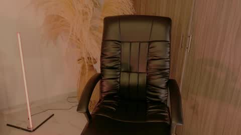 Lindsey Moss online show from March 10, 12:03 am